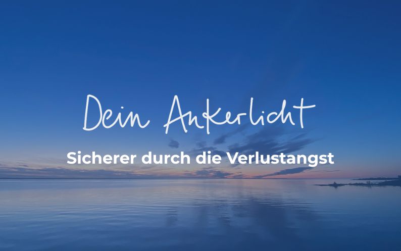 Neu_Ankerlicht Ruhiges Meer in Blautönen bei Dämmerung mit dem Schriftzug "Dein Ankerlicht – Sicherer durch die Verlustangst"